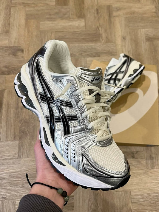 חליפה לבנה essential & asics gel kayano cream black